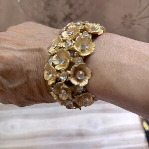 Gold Floral stretch Bracelet with Intricate Detailing